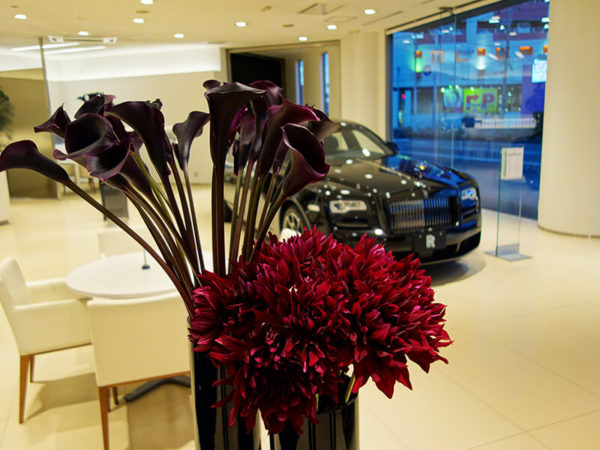 ロールスロイスショールームのイベント花