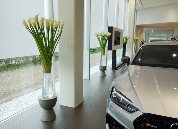 アウディショールームの花