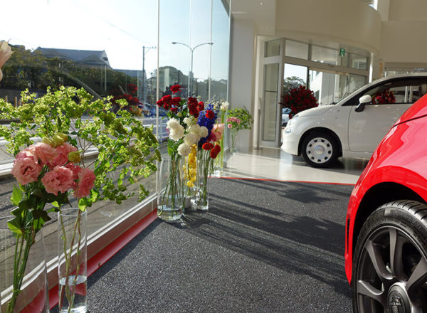 アルファロメオショールームの花