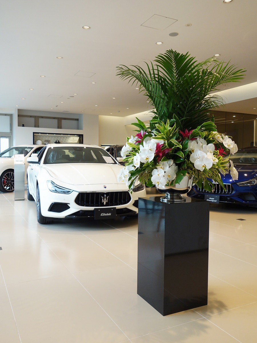 マセラティショールームのイベント花